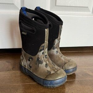 Toddler Bogs size 9, Camo